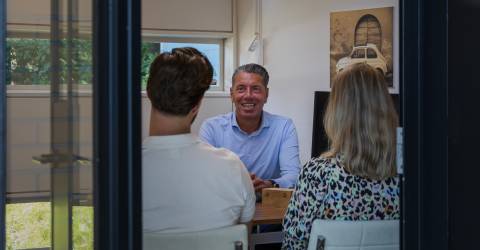 Leen Winter geeft hypotheekadvies aan een jong stel